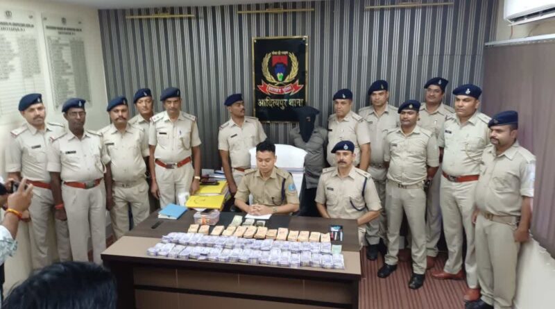 सरायकेला पुलिस की बड़ी कार्रवाई, ब्राउन शुगर और 7.59 लाख नकद बरामद,एक गिरफ्तार