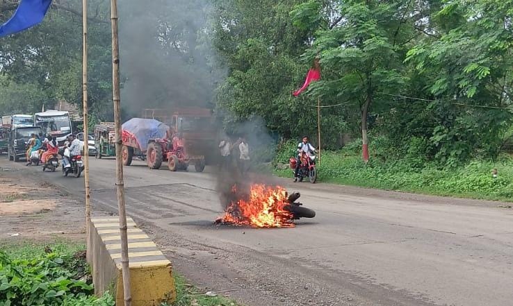 दुमका:बासुकिनाथ मेला ड्यूटी पर निकलते ही पुलिसकर्मियों की बाइक बनी आग का गोला, बाल-बाल बची जान