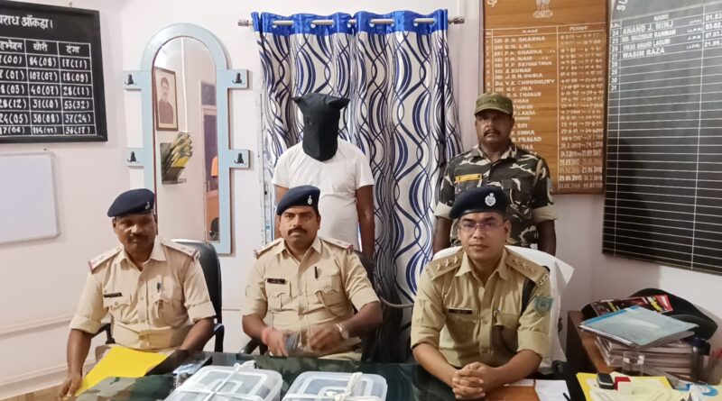फर्जी वर्दी का रौब, कट्टा और वॉकी-टॉकी के दम पर करता था वसूली, दबोचा गया नकली पुलिस जवान