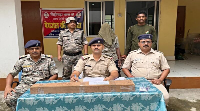 पत्नी की हत्या के बाद फरार पति आखिरकार पुलिस के हत्थे चढ़ा, वारदात में इस्तेमाल कुल्हाड़ी भी बरामद