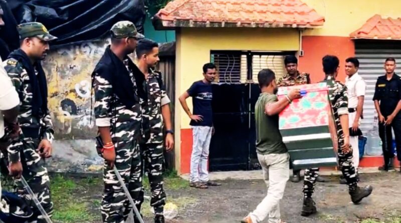 बीरभूम में बालू माफिया पर बड़ी कार्रवाई: मोनिर मंडल के आलीशान घर पर छापा, करोड़ों की नकदी और 15 किलो सोना बरामद बीरभूम में बालू माफिया पर बड़ी कार्रवाई: मोनिर मंडल के आलीशान घर पर छापा, करोड़ों की नकदी और 15 किलो सोना बरामद