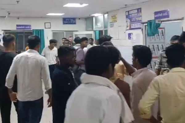 छेड़खानी के विरोध पर खूनी खेल: पलामू में गोलियों की तड़तड़ाहट और चाकूबाजी, दो लोगों को लगी गोली,एक चाकूबाजी में घायल,पुलिस की कार्रवाई जारी…. छेड़खानी के विरोध पर खूनी खेल: पलामू में गोलियों की तड़तड़ाहट और चाकूबाजी, दो लोगों को लगी गोली,एक चाकूबाजी में घायल,पुलिस की कार्रवाई जारी….