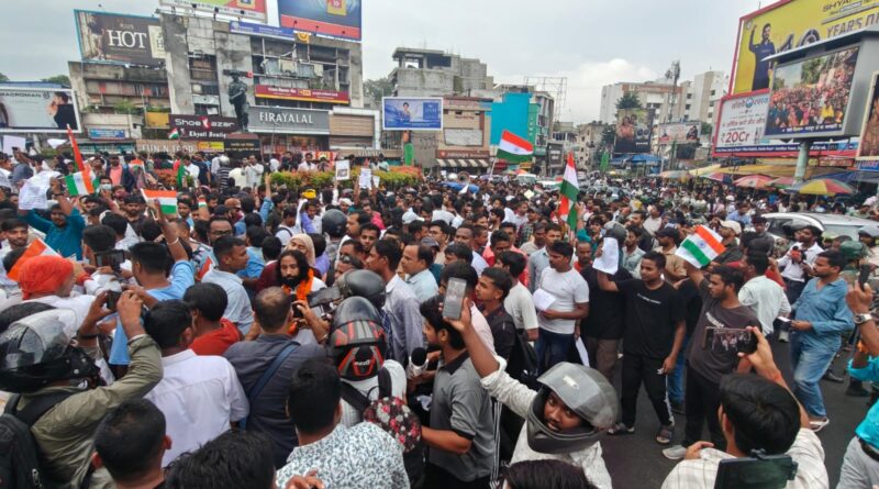 जेपीएससी-जेएसएससी में कथित अनियमितताओं के विरोध में छात्रों का हल्लाबोल,राँची में घंटों जाम रही सड़कें जेपीएससी-जेएसएससी में कथित अनियमितताओं के विरोध में छात्रों का हल्लाबोल,राँची में घंटों जाम रही सड़कें