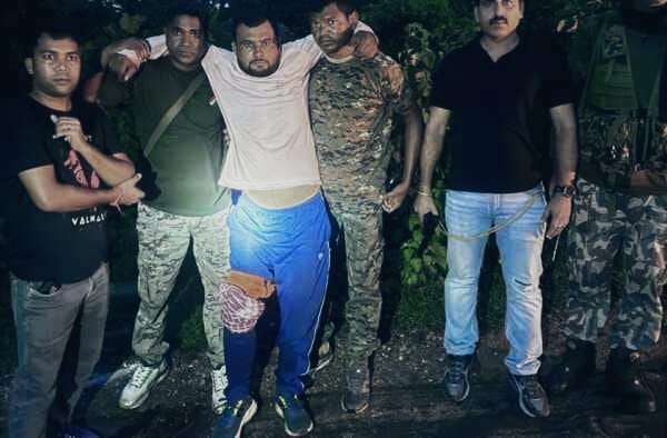 हजारीबाग में प्रिंस खान गैंग पर पुलिस का बड़ा एक्शन,पुलिस-अपराधियों में मुठभेड़..गिरोह के एक अपराधी का हाफ एनकाउंटर,कई फरार हजारीबाग में प्रिंस खान गैंग पर पुलिस का बड़ा एक्शन,पुलिस-अपराधियों में मुठभेड़..गिरोह के एक अपराधी का हाफ एनकाउंटर,कई फरार