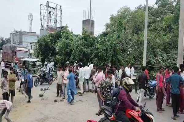 पलामू में मनचलों का तांडव: छेड़खानी का विरोध करने पर चाकूबाजी और गोलीबारी, एक की मौत से सुलगा इलाका पलामू में मनचलों का तांडव: छेड़खानी का विरोध करने पर चाकूबाजी और गोलीबारी, एक की मौत से सुलगा इलाका