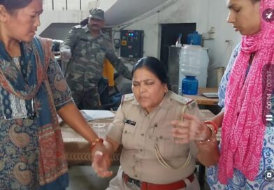 खूंटी महिला थाना में रिश्वतखोरी का पुराना खेल फिर बेनकाब, एसीबी ने महिला थाना प्रभारी को 50 हजार की रिश्वत लेते रंगे हाथ दबोचा खूंटी महिला थाना में रिश्वतखोरी का पुराना खेल फिर बेनकाब, एसीबी ने महिला थाना प्रभारी को 50 हजार की रिश्वत लेते रंगे हाथ दबोचा