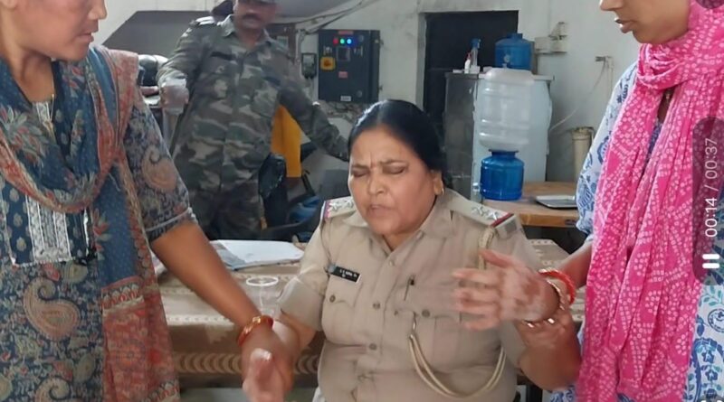 खूंटी महिला थाना में रिश्वतखोरी का पुराना खेल फिर बेनकाब, एसीबी ने महिला थाना प्रभारी को 50 हजार की रिश्वत लेते रंगे हाथ दबोचा खूंटी महिला थाना में रिश्वतखोरी का पुराना खेल फिर बेनकाब, एसीबी ने महिला थाना प्रभारी को 50 हजार की रिश्वत लेते रंगे हाथ दबोचा
