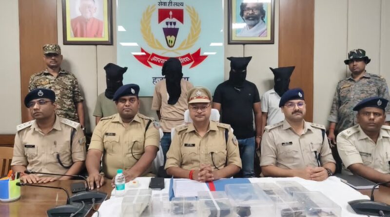 हजारीबाग पुलिस और अपराधियों के बीच मुठभेड़: एक अपराधी का हाफ एनकाउंटर,कुल 5 अपराधी गिरफ्तार..हथियार बरामद हजारीबाग पुलिस और अपराधियों के बीच मुठभेड़: एक अपराधी का हाफ एनकाउंटर,कुल 5 अपराधी गिरफ्तार..हथियार बरामद