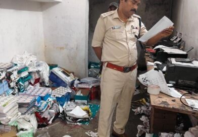 चिरकुंडा में अवैध लॉटरी के बड़े नेटवर्क का पर्दाफाश, जर्जर क्वार्टर से करोड़ों की लॉटरी और हाईटेक प्रिंटिंग प्रेस जब्त चिरकुंडा में अवैध लॉटरी के बड़े नेटवर्क का पर्दाफाश, जर्जर क्वार्टर से करोड़ों की लॉटरी और हाईटेक प्रिंटिंग प्रेस जब्त