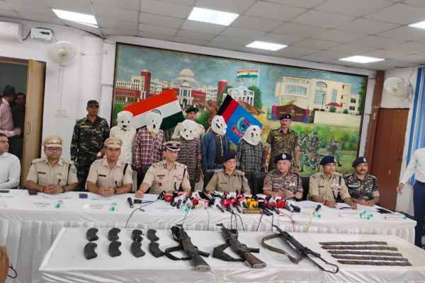 झारखण्ड में माओवाद की कमर टूटी: 2 करोड़ 20 लाख का खूंखार माओवादी पोलित ब्यूरो सदस्य मिसिर बेसरा दो शीर्ष कमांडरों और दो सहयोगियों के साथ गिरफ्तार…