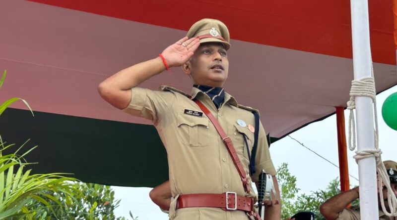 स्वतंत्रता दिवस पर देशभक्ति से सराबोर हुआ लातेहार, एसपी ने किया ध्वजारोहण स्वतंत्रता दिवस पर देशभक्ति से सराबोर हुआ लातेहार, एसपी ने किया ध्वजारोहण