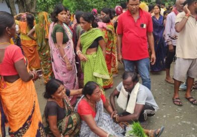 बोकारो में ट्रिपल मर्डर: खेत जा रहे एक ही परिवार के तीन लोगों को सनकी युवक ने कुल्हाड़ी से काटा बोकारो में ट्रिपल मर्डर: खेत जा रहे एक ही परिवार के तीन लोगों को सनकी युवक ने कुल्हाड़ी से काटा