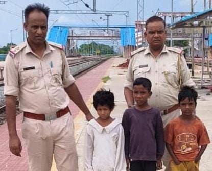 राँची पुलिस का ऑपरेशन मासूम: पलामू से तीनों बच्चे सुरक्षित, अपहरण के शक में युवक गिरफ्तार राँची पुलिस का ऑपरेशन मासूम: पलामू से तीनों बच्चे सुरक्षित, अपहरण के शक में युवक गिरफ्तार
