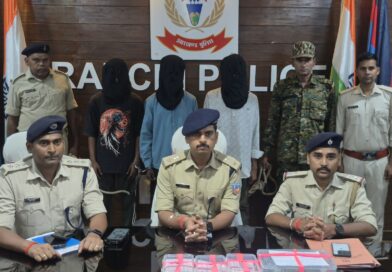 राँची पुलिस की बड़ी कामयाबी: 48 घंटे में ब्लाइंड मर्डर केस का खुलासा, तीन मुख्य आरोपी गिरफ्तार, हत्या में प्रयुक्त फरसा बरामद राँची पुलिस की बड़ी कामयाबी: 48 घंटे में ब्लाइंड मर्डर केस का खुलासा, तीन मुख्य आरोपी गिरफ्तार, हत्या में प्रयुक्त फरसा बरामद