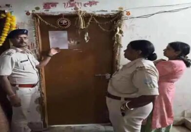 राँची:गैंगस्टर प्रिंस खान गैंग के फरार गुर्गों पर पुलिस का वार, फरार राहुल राणा के फ्लैट पर ढोल बजाकर चस्पा किया इश्तेहार राँची:गैंगस्टर प्रिंस खान गैंग के फरार गुर्गों पर पुलिस का वार, फरार राहुल राणा के फ्लैट पर ढोल बजाकर चस्पा किया इश्तेहार