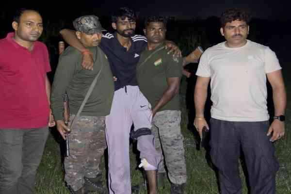 हजारीबाग पुलिस ने फिर एक अपराधी का किया हॉफ एनकाउंटर:गोलीकांड का आरोपी पुलिस मुठभेड़ में घायल, बम और धमकी भरे पर्चे बरामद हजारीबाग पुलिस ने फिर एक अपराधी का किया हॉफ एनकाउंटर:गोलीकांड का आरोपी पुलिस मुठभेड़ में घायल, बम और धमकी भरे पर्चे बरामद