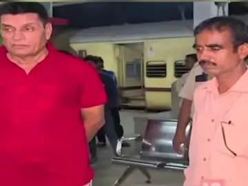 पत्नी के इलाज का बहाना बनाकर निकला शिक्षक कामाख्या में गिरफ्तार: 7.37 लाख के जाली नोट बरामद, झारखण्ड में खपाने का था प्लान पत्नी के इलाज का बहाना बनाकर निकला शिक्षक कामाख्या में गिरफ्तार: 7.37 लाख के जाली नोट बरामद, झारखण्ड में खपाने का था प्लान