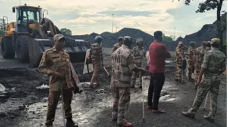 कोयला साइडिंग बनी रणभूमि, वर्चस्व को लेकर दो गुटों में खूनी भिड़ंत,सीआईएसएफ ने संभाला मोर्चा… कोयला साइडिंग बनी रणभूमि, वर्चस्व को लेकर दो गुटों में खूनी भिड़ंत,सीआईएसएफ ने संभाला मोर्चा…