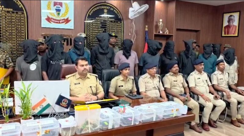 गुमला: अंतरराज्यीय कोरई गैंग का सफाया, सोना लूट के दो बड़े कांड का खुलासा… 11 अपराधी गिरफ्तार, हथियार-सोना-चांदी और नकदी बरामद