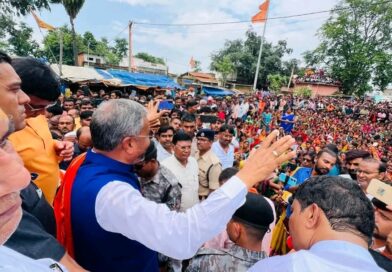 चतरा दुष्कर्म पीड़िता के परिजनों से मिले बाबूलाल मरांडी, बोले- न्याय की लड़ाई में परिवार के साथ खड़ी है भाजपा चतरा दुष्कर्म पीड़िता के परिजनों से मिले बाबूलाल मरांडी, बोले- न्याय की लड़ाई में परिवार के साथ खड़ी है भाजपा