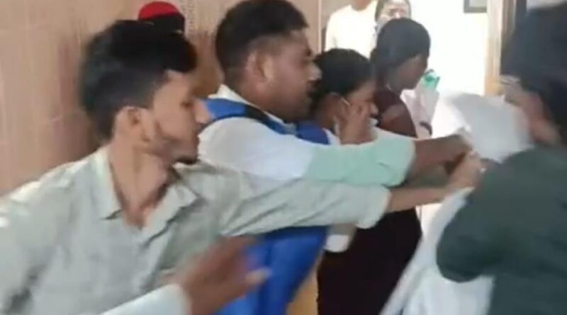 एक्स-रे में देरी पर बवाल: सदर अस्पताल में घुसे 10-12 युवक, टेक्नीशियन की पिटाई; हाथ में फ्रैक्चर एक्स-रे में देरी पर बवाल: सदर अस्पताल में घुसे 10-12 युवक, टेक्नीशियन की पिटाई; हाथ में फ्रैक्चर