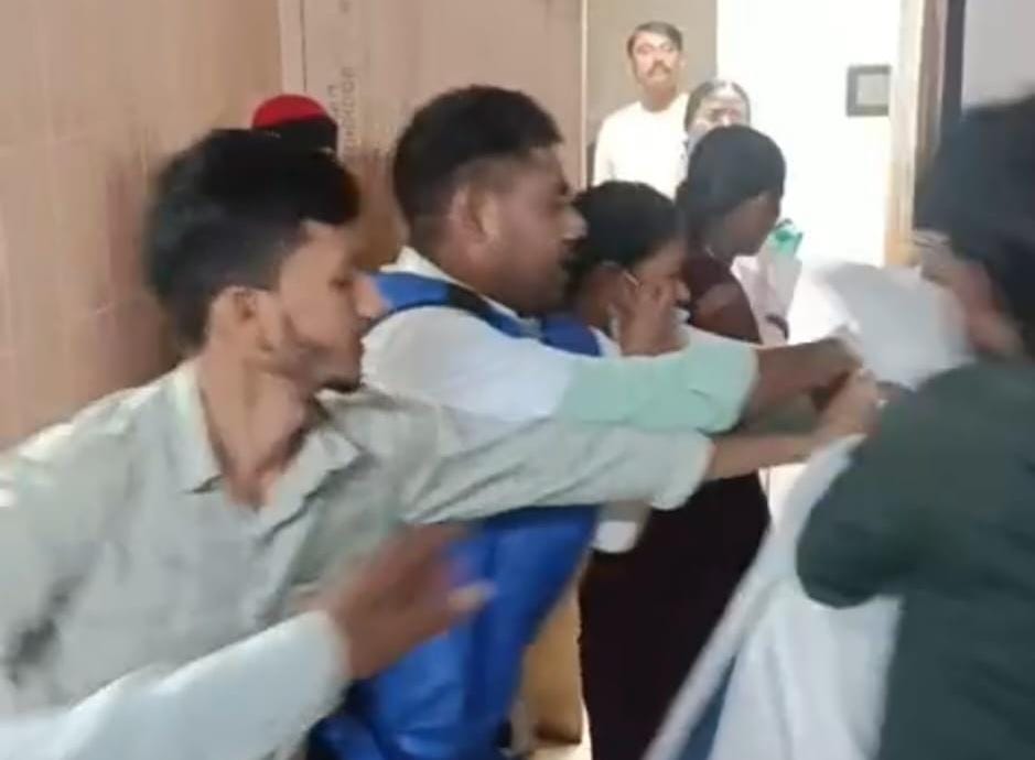 एक्स-रे में देरी पर बवाल: सदर अस्पताल में घुसे 10-12 युवक, टेक्नीशियन की पिटाई; हाथ में फ्रैक्चर