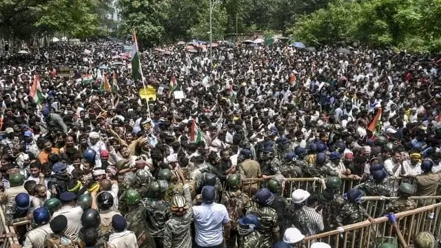 राँची में छात्रों का ‘महामार्च’… बैरिकेड टूटे, बरसा पानी और चलीं लाठियां, आंसू गैस के बीच विधानसभा तक पहुंचा हुजूम; बोले- ‘विधानसभा से हटे हैं, आंदोलन से नहीं’