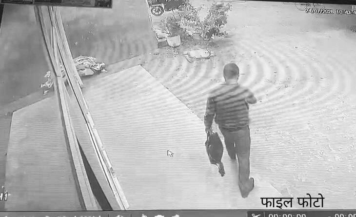 राँची में पाउडर से टाइल्स और बर्तन चमकाने के बहाने ठगी: 60 ग्राम सोने की चेन लेकर उड़े दो शातिर, सीसीटीवी में कैद हुई घटना राँची में पाउडर से टाइल्स और बर्तन चमकाने के बहाने ठगी: 60 ग्राम सोने की चेन लेकर उड़े दो शातिर, सीसीटीवी में कैद हुई घटना
