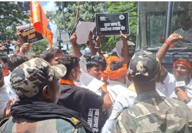 विधानसभा घेराव को निकले ABVP छात्रों को पुलिस ने पुरानी विधानसभा के पास रोका, चार बसों में हिरासत लेकर भेजा खेलगांव कैंप जेल– विधानसभा घेराव को निकले ABVP छात्रों को पुलिस ने पुरानी विधानसभा के पास रोका, चार बसों में हिरासत लेकर भेजा खेलगांव कैंप जेल–
