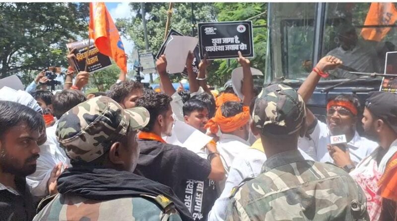 विधानसभा घेराव को निकले ABVP छात्रों को पुलिस ने पुरानी विधानसभा के पास रोका, चार बसों में हिरासत लेकर भेजा खेलगांव कैंप जेल–