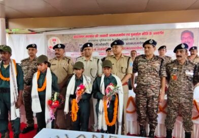 कोल्हान में नक्सलियों पर शिकंजा: 10 लाख के इनामी सालुका कायम समेत चार ने डाले हथियार कोल्हान में नक्सलियों पर शिकंजा: 10 लाख के इनामी सालुका कायम समेत चार ने डाले हथियार