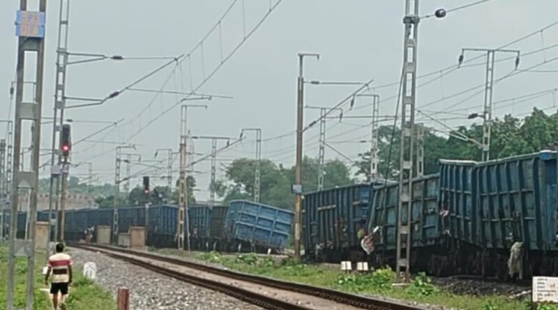 पलामू में बड़ा रेल हादसा: गढ़वा रोड-सिगसिगी के बीच कोयला लदी मालगाड़ी के 11 डिब्बे बेपटरी, राहत कार्य जारी पलामू में बड़ा रेल हादसा: गढ़वा रोड-सिगसिगी के बीच कोयला लदी मालगाड़ी के 11 डिब्बे बेपटरी, राहत कार्य जारी