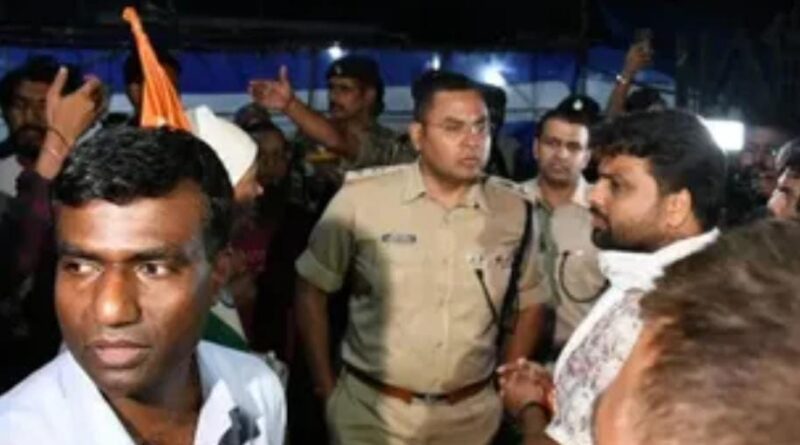 आधी रात स्टेडियम पहुंचे DC-SSP, छात्रों से हुई बातचीत; 19वें दिन भी JPSC-JSSC आंदोलन जारी, CM ने 14वीं JPSC परीक्षा रद्द करने का किया ऐलान आधी रात स्टेडियम पहुंचे DC-SSP, छात्रों से हुई बातचीत; 19वें दिन भी JPSC-JSSC आंदोलन जारी, CM ने 14वीं JPSC परीक्षा रद्द करने का किया ऐलान