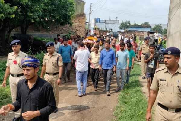 एक दिन की छुट्टी के बाद ड्यूटी पर लौट रहा था जवान, सड़क हादसे ने छीन ली जिंदगी…तिरंगे में लिपटकर घर पहुंचा बबन, अंतिम विदाई में नम हुईं आंखें एक दिन की छुट्टी के बाद ड्यूटी पर लौट रहा था जवान, सड़क हादसे ने छीन ली जिंदगी…तिरंगे में लिपटकर घर पहुंचा बबन, अंतिम विदाई में नम हुईं आंखें