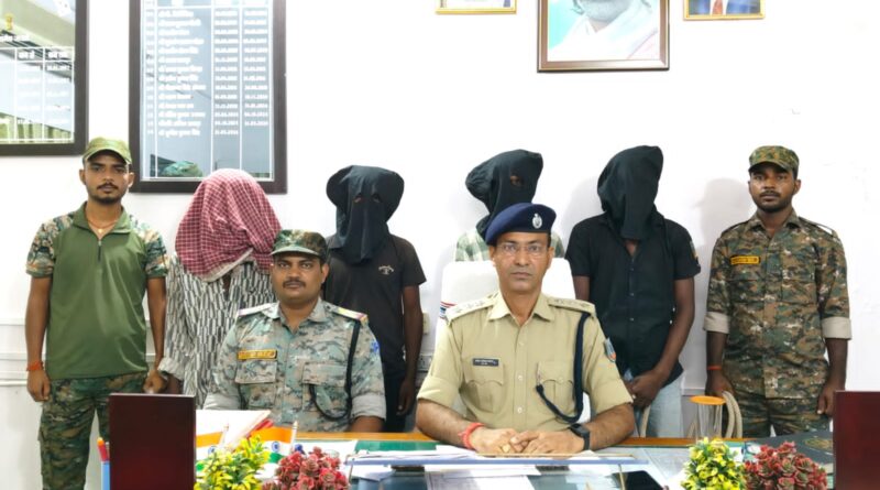 लूटकांड का खुलासा:चार अपराधी गिरफ्तार, लूटा गया मोबाइल व 90 हजार नकद बरामद, वारदात में प्रयुक्त चाकू, लोहे की रॉड व डंडा भी जब्त