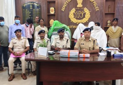 राजधानी राँची के होटल सनराइज रेसीडेन्सी में जिस्म का धंधा…. पुलिस की बड़ी रेड, मैनेजर समेत 9 चढ़े पुलिस के हत्थे… राजधानी राँची के होटल सनराइज रेसीडेन्सी में जिस्म का धंधा…. पुलिस की बड़ी रेड, मैनेजर समेत 9 चढ़े पुलिस के हत्थे…