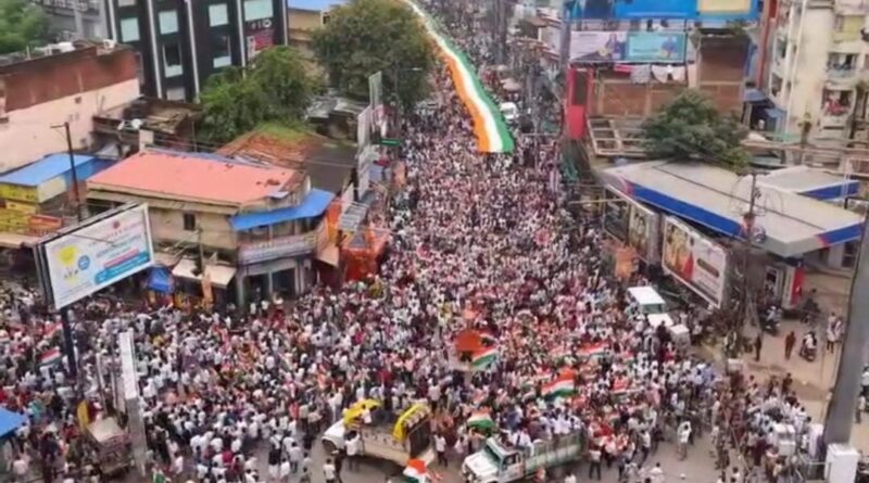 राँची में तिरंगा यात्रा में दिखी छात्रों की ताकत, भर्ती परीक्षाओं की कथित गड़बड़ी के खिलाफ आंदोलन जारी राँची में तिरंगा यात्रा में दिखी छात्रों की ताकत, भर्ती परीक्षाओं की कथित गड़बड़ी के खिलाफ आंदोलन जारी