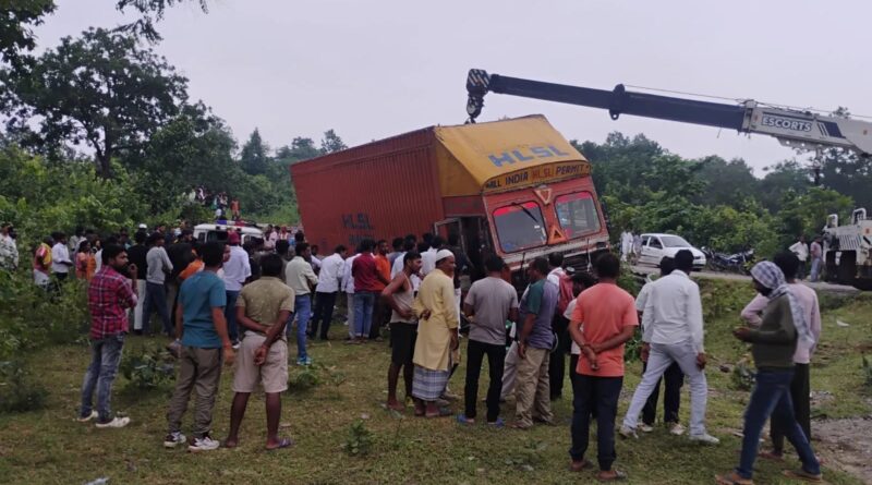 लातेहार में भीषण सड़क हादसा…7 लोगों की मौत,कई गंभीर, घाटी में अनियंत्रित कंटेनर ने बाइक और ऑटो को रौंदा…. लातेहार में भीषण सड़क हादसा…7 लोगों की मौत,कई गंभीर, घाटी में अनियंत्रित कंटेनर ने बाइक और ऑटो को रौंदा….