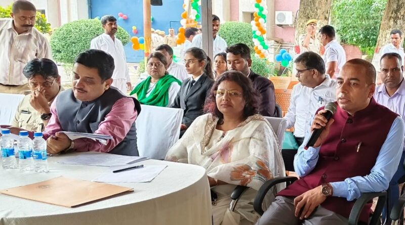 स्वतंत्रता दिवस पर बिरसा मुंडा केंद्रीय कारा में लगी ‘जेल अदालत’, 10 बंदियों को मिली रिहाई; कानून से लेकर स्वास्थ्य तक पर हुआ फोकस स्वतंत्रता दिवस पर बिरसा मुंडा केंद्रीय कारा में लगी ‘जेल अदालत’, 10 बंदियों को मिली रिहाई; कानून से लेकर स्वास्थ्य तक पर हुआ फोकस