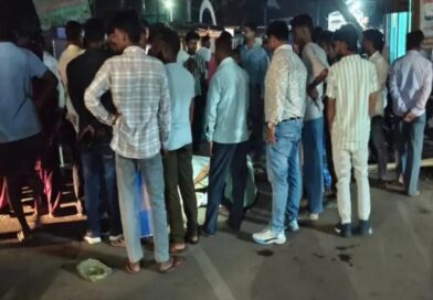 हजारीबाग: स्कॉर्पियो की टक्कर से पिता-पुत्री की मौत, पत्नी गंभीर; ग्रामीणों ने किया सड़क जाम हजारीबाग: स्कॉर्पियो की टक्कर से पिता-पुत्री की मौत, पत्नी गंभीर; ग्रामीणों ने किया सड़क जाम