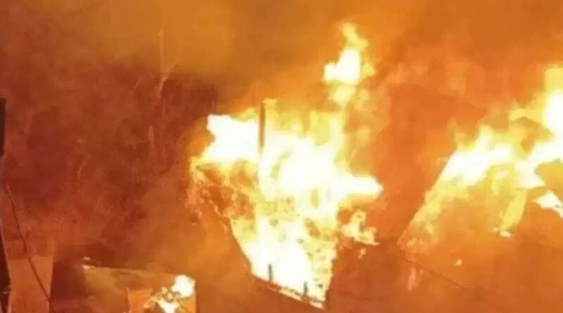 तारापीठ के होटल में तड़के भीषण अग्निकांड: 7 श्रद्धालुओं की झुलसकर मौत, कई गंभीर, मृतकों की संख्या बढ़ने की आशंका