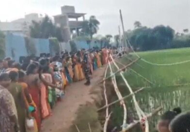 सावन की तीसरी सोमवारी पर अशोकधाम में भीषण हादसा: अफवाह के बाद मची भगदड़ में 8 महिला श्रद्धालुओं की दर्दनाक मौत, कई घायल सावन की तीसरी सोमवारी पर अशोकधाम में भीषण हादसा: अफवाह के बाद मची भगदड़ में 8 महिला श्रद्धालुओं की दर्दनाक मौत, कई घायल