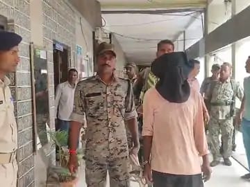 दो सिपाहियों की शहादत का मुख्य आरोपी TSPC कमांडर गिरफ्तार, 12 साल बाद पुलिस के हाथ लगा लक्ष्मण गंझू दो सिपाहियों की शहादत का मुख्य आरोपी TSPC कमांडर गिरफ्तार, 12 साल बाद पुलिस के हाथ लगा लक्ष्मण गंझू