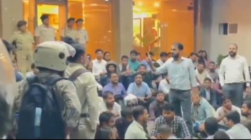 JSSC-CGL परीक्षा रद्द: हमने मेहनत से नौकरी पाई, दूसरों की गलती की सजा हमें क्यों? — प्रोजेक्ट भवन के बाहर सिलेक्टेड अभ्यर्थियों का जोरदार प्रदर्शन