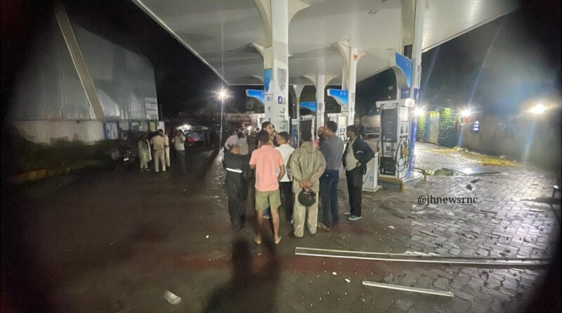 Ranchi: कोकर में पेट्रोल पंप के स्टोर रूम में जोरदार धमाका, आसपास के घर-दुकानों के शीशे टूटे; FSL और बम स्क्वायड ने संभाला मोर्चा…