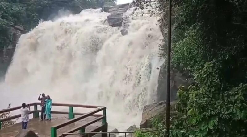 हुंडरू से लोध फॉल तक: बारिश में खूबसूरत नजारे के बीच छिपा है बड़ा खतरा