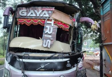 बाल-बाल बची यात्रियों की जान, ऑटो को बचाने में ट्रक से भिड़ी यात्री बस