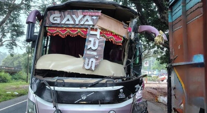 बाल-बाल बची यात्रियों की जान, ऑटो को बचाने में ट्रक से भिड़ी यात्री बस