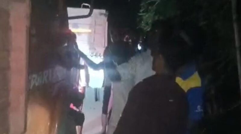 राँची: राढ़ू नदी में बालू उठाव पर ग्रामीणों का हंगामा,सड़क पर बालू खाली कराया, सूचना के बाद भी आधी रात तक नहीं पहुंचा प्रशासन