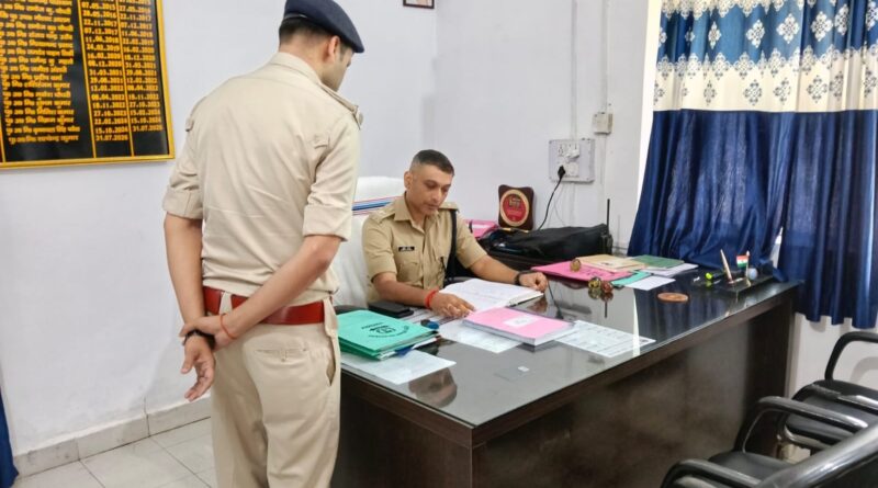 लातेहार में एसपी का औचक थाना निरीक्षण, लंबित कांडों के निष्पादन व रात्रि गश्ती पर सख्त निर्देश